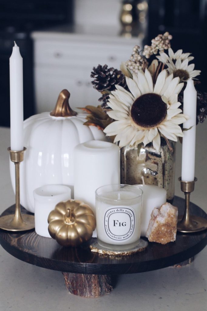 white and bronze accents decorate a table for Thanksgiving without fall colors